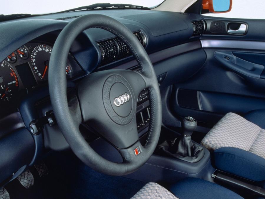 Торпедо Audi S4 Sedan (B5, 8D) 1997 года  (WW) (фото 8 из 9)